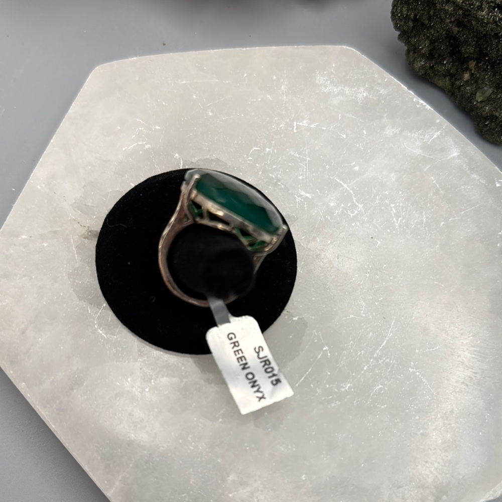 Elegant Green Onyx Gemstone Sterling .925 Ring - Picture 3 of 9